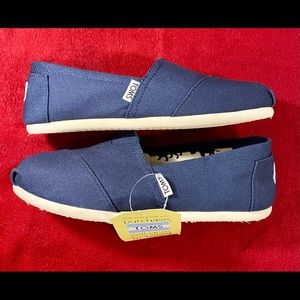 Woman’s Classic Canvas Toms size 7.5